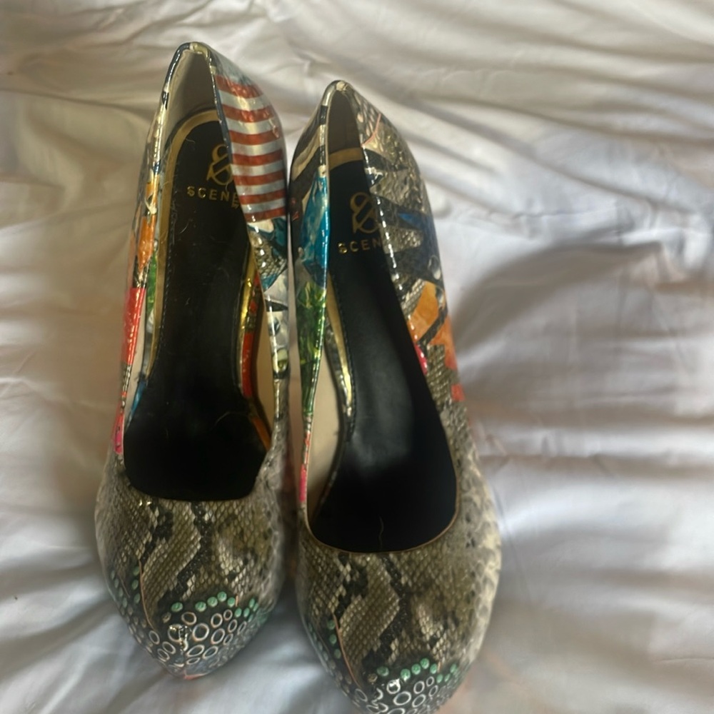 Size 7 
5 inch heels 
Multi print
Only worn in house